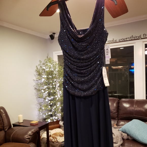 Formal gown - Picture 4 of 5
